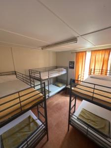 Postel nebo postele na pokoji v ubytování Emile Youth Hostel