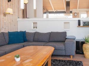 9 person holiday home in Ringk bing في سوندرفيغ: غرفة معيشة مع أريكة وطاولة