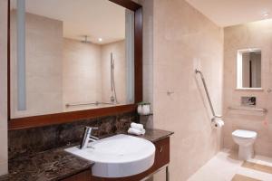 y baño con lavabo y aseo. en JW Marriott Marquis City Center Doha, en Doha