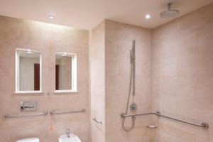 y baño con ducha y lavamanos. en JW Marriott Marquis City Center Doha en Doha