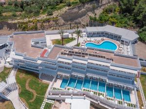 een luchtzicht op een resort met een zwembad bij ALOE in Faliraki