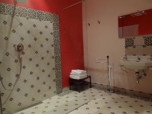 y baño con ducha y lavamanos. en B&B Le Manoir de la Douve, en Heuvelland