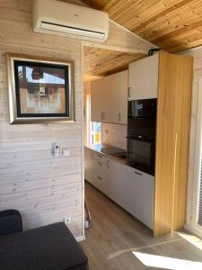 małą kuchnię w domku w obiekcie sunset cabin on the beach w mieście Wapnica