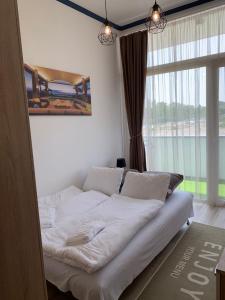Postel nebo postele na pokoji v ubytování Cruiser Apartmanok Siófok By BLTN