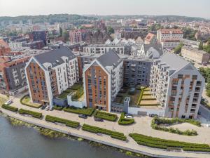 una vista aérea de una ciudad con edificios en Szmaragdowy Spichlerz Apartament en Gdansk