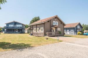 una casa con un patio con una casa en Mallards' Rest, en Fritton Norfolk