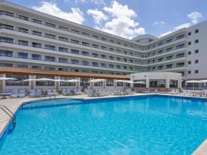 Bazén v ubytování BQ Can Picafort Hotel nebo v jeho okolí