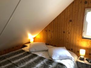 1 dormitorio con 1 cama con 2 almohadas en Chalet Barcelonnette, 4 pièces, 6 personnes - FR-1-165A-145, en Barcelonnette