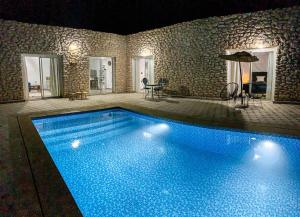 ein großer Pool mit blauem Wasser in einem Zimmer in der Unterkunft Oasis Villa Essaouira in Essaouira