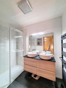 a bathroom with two sinks and a shower at ღ Le Patio Castanet • T3 avec Terrasse ღ Avec climatisation in Castanet-Tolosan