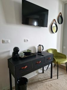 een zwarte dressoir met een televisie aan de muur bij Hotel City Break in Galaţi