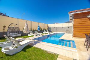 Der Swimmingpool an oder in der Nähe von Tlos Yalı 3+1 Villa, Özel Havuzlu, Fethiye