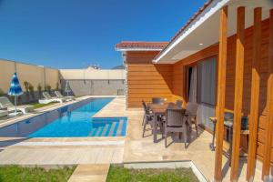 Der Swimmingpool an oder in der Nähe von Tlos Yalı 3+1 Villa, Özel Havuzlu, Fethiye