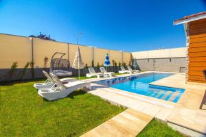 Der Swimmingpool an oder in der Nähe von Tlos Yalı 3+1 Villa, Özel Havuzlu, Fethiye