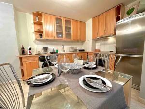 Kuchyň nebo kuchyňský kout v ubytování By The Sea Apartment