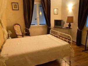 a bedroom with a bed and a tv and a window at Belle villa 500 m port de la cotiniere/plage in La Cotinière