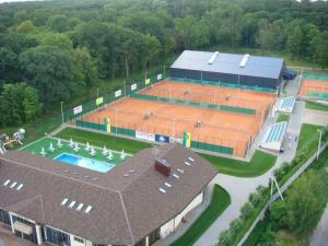 an overhead view of a tennis court with a tennis court at Campa in Bucha