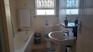 Et badeværelse på The Deck + 62 billeder