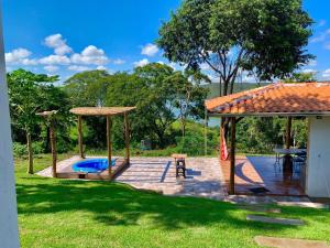 a backyard with a pool and a gazebo at Suíte Vista do Lago - Casa de Temporada em Corumbá in Alexânia