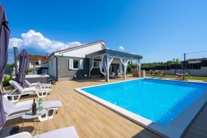 Πισίνα στο ή κοντά στο Villa Beauty with heated pool and jacuzzi