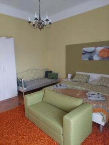 uma sala de estar com um sofá e uma cama em Apartman Zobec Jambrusic em Opatija