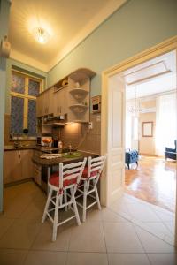 uma cozinha com duas cadeiras e uma mesa em Apartman Zobec Jambrusic em Opatija