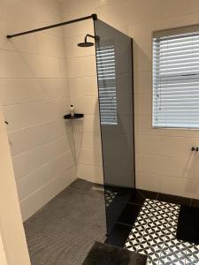 eine Dusche mit Glastür im Bad in der Unterkunft Metanoia Kingswood Golf Estate in George
