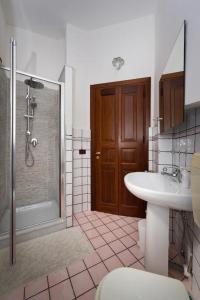 y baño con ducha, lavabo y aseo. en Villa Stefania, en Castellammare del Golfo