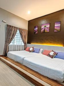 two beds in a room with two windows at W13 atGoldenHills NightMarket WiFi 4R in Brinchang