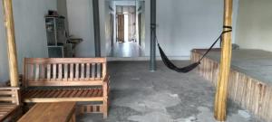 a room with a bench and a hammock in it at Ghalbyana in Mancagahar