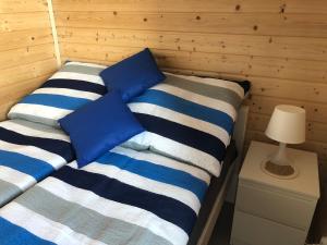 sypialnia z 2 łóżkami z niebiesko-białymi paskami w obiekcie Domki Wypoczynkowe "Sea Breeze" w Rewalu
