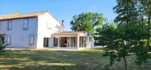 an external view of a white house at Domaine De L'aube Des Temps in Raissac-dʼAude