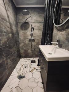 La salle de bains est pourvue d'une douche et d'un lavabo. dans l'établissement Nõva, Külaliskorter, mere ääres, à Nõva