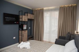 um quarto de hotel com uma cama e uma janela em Comfort Rooms Pogradec em Pogradec