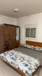 ein Schlafzimmer mit einem großen Bett in einem Zimmer in der Unterkunft ELIAS Penthouse in Nazareth