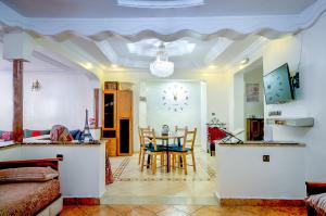 cocina y comedor con mesa y sillas en Casa silya, en Chefchaouen