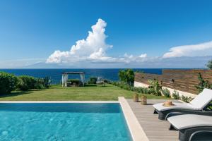 uma piscina com vista para o oceano em Sea Breeze Villa em Tsilivi