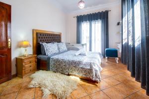 1 dormitorio con cama y alfombra blanca en Casa silya, en Chefchaouen