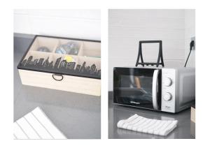 a microwave sitting on a counter next to a counter top at Karma Famara 2 25m del mar in Famara