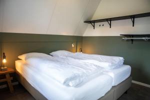 a bedroom with two beds with white sheets at Vakantie bij Meeussen - Molendal in Plasmolen