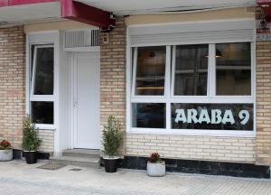 ARABA9 في زاروتز: علامة aania في نافذة مطعم