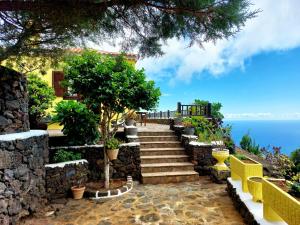 una escalera que conduce a una casa con vistas al océano en Las Toscas, en Mazo