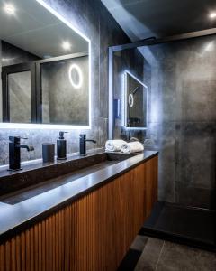 a bathroom with two sinks and a mirror at Pyrénées Prestige - Villas d'exceptions et hébergements insolites in Argelès-Gazost