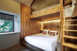 a bedroom with a bunk bed and a window at Pyrénées Prestige - Villas d'exceptions et hébergements insolites in Argelès-Gazost