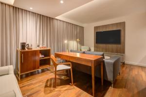Uma TV ou centro de entretenimento em Qoya São Paulo Paulista, Curio Collection by Hilton