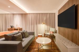 Uma TV ou centro de entretenimento em Qoya São Paulo Paulista, Curio Collection by Hilton