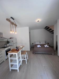 Dapur atau dapur kecil di Niko's-Nana's For Two