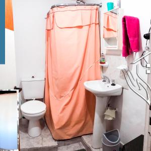 a bathroom with a shower and a toilet and a sink at Alojamiento Gonzalez Paz in Puerto Madryn