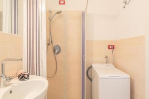 Ένα μπάνιο στο Elegant Residence Ea Bianca 2 Bedroom with Sea View - Extra Bed available