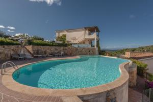 Πισίνα στο ή κοντά στο Elegant Residence Ea Bianca 2 Bedroom with Sea View - Extra Bed available
